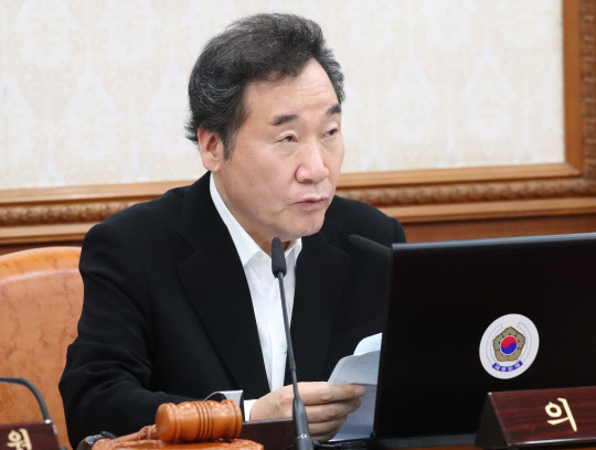 이낙연 국무총리가 3일 오전 정부서울청사에서 5조8천269억원 규모의 추가경정예산(추경) 배정계획안 등을 심의·의결하기 위해 열린 임시국무회의에서 발언하고 있다. 연합뉴스